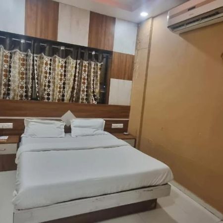 Hotel Jay Bhawani Ахмедабад Екстериор снимка