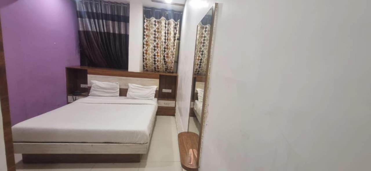 Hotel Jay Bhawani Ахмедабад Екстериор снимка